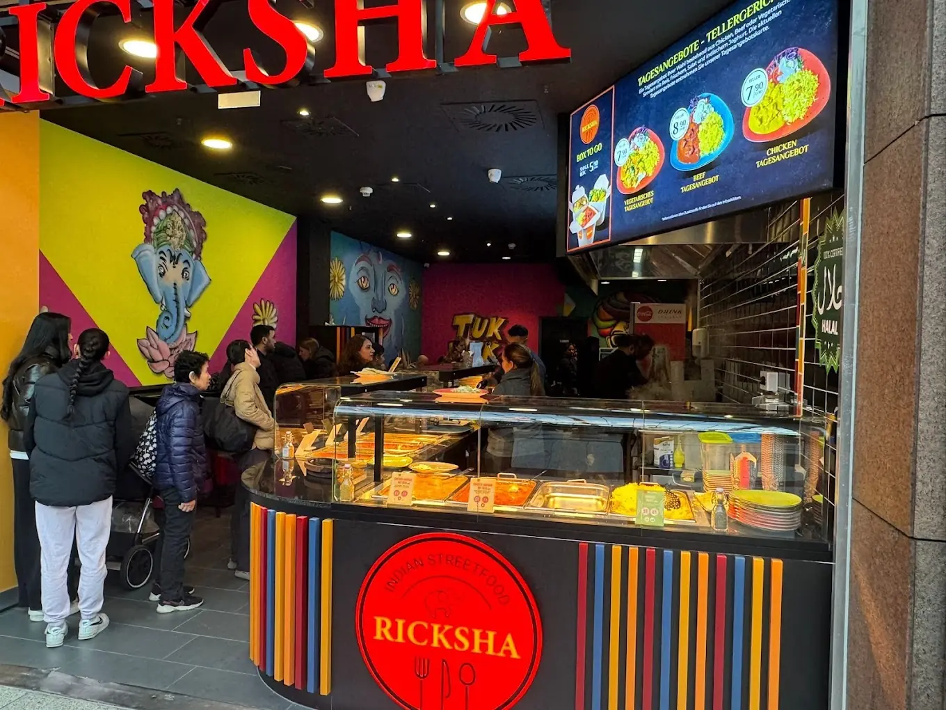 Ein RICKSHA-Restaurant mit farbenfrohen indischen Wandmotiven