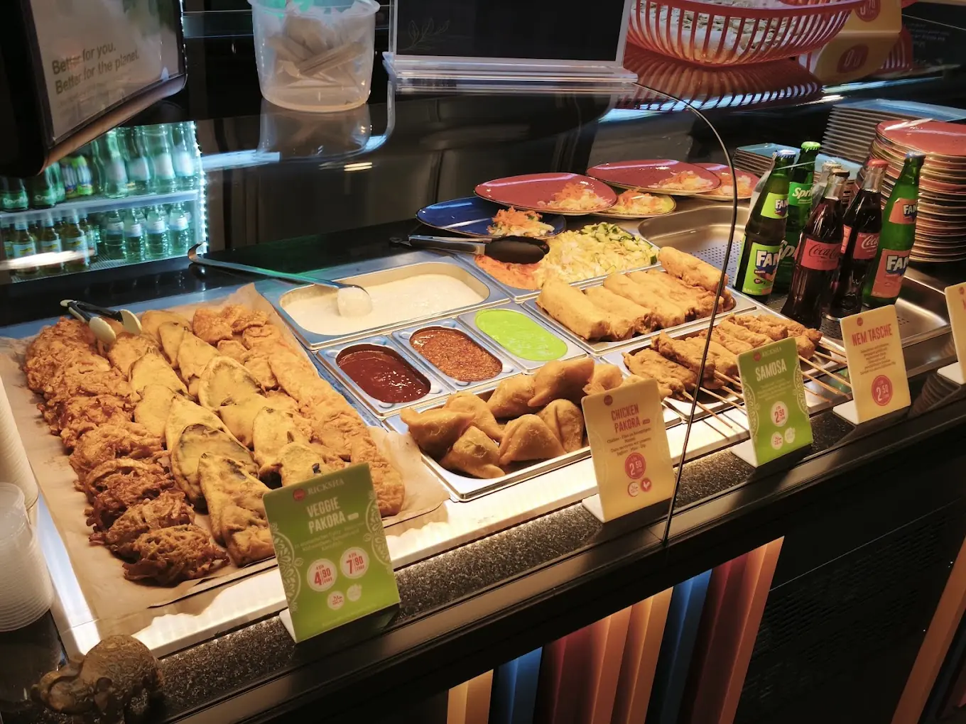 Unsere RICKSHA-Theke mit Samosas, Pakoras, Dips und Salat